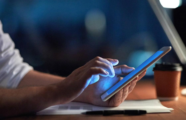 ánh sáng xanh điện tử